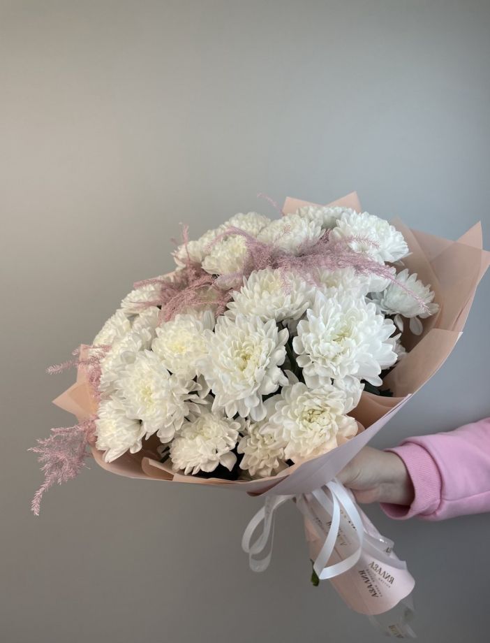 Букет из белой кустовой хризантемы и Аспарагуса