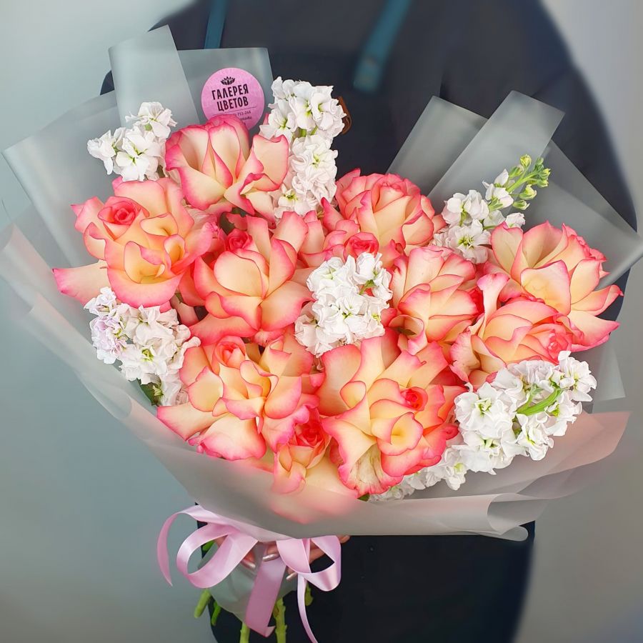 Кружевной букет с французской розой и маттиолой