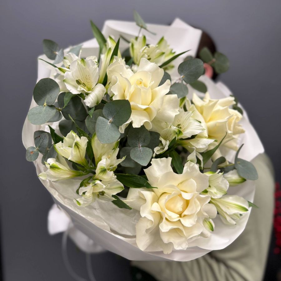 Букет "Воздушный 2"/розы французские/альстромерии/эвкалипт