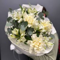 Букет "Воздушный 2"/розы французские/альстромерии/эвкалипт