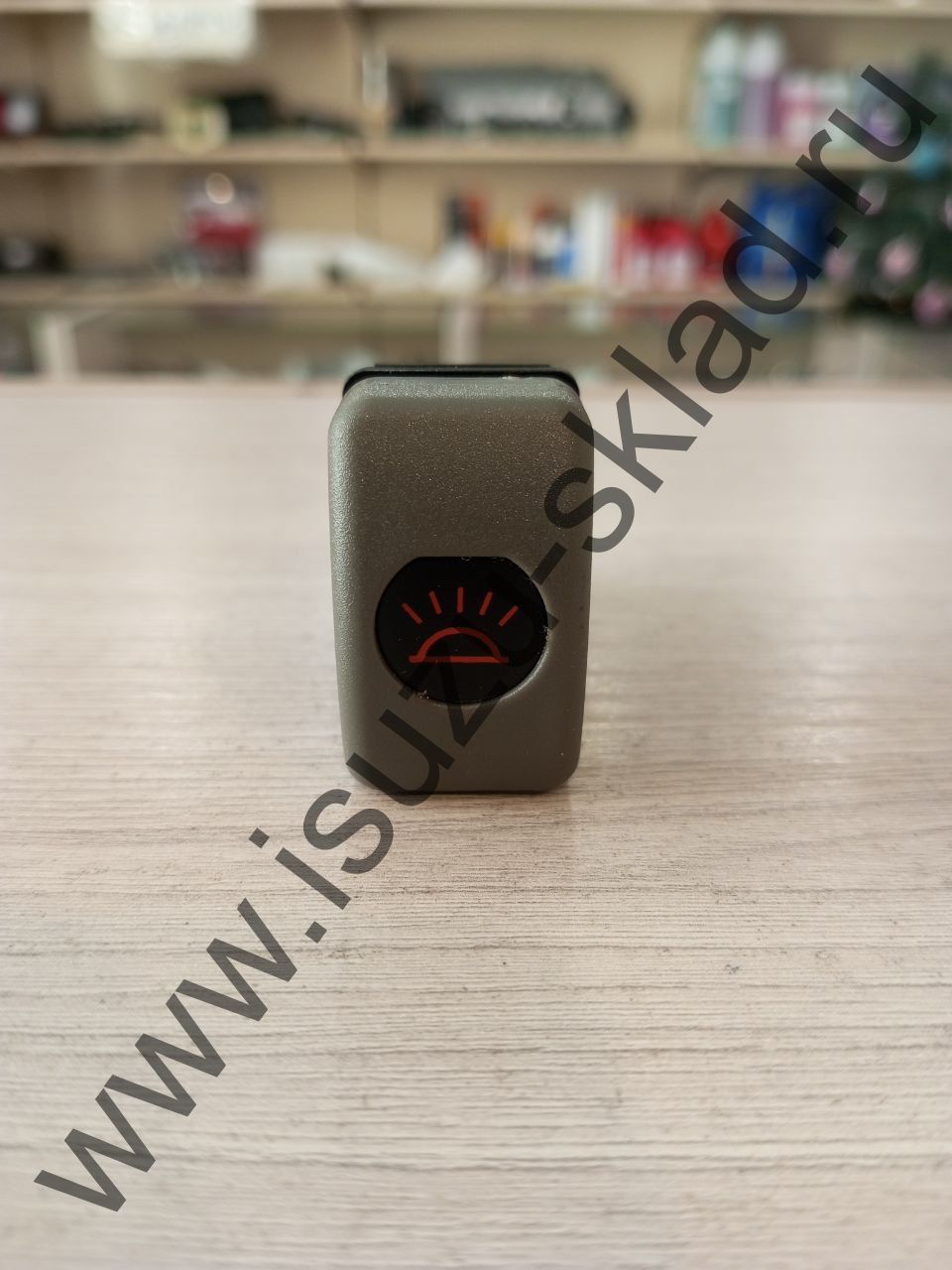 Кнопка включения света в кабине nqr71/75