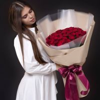 51 красная роза 40 см (Кения) в пышном оформлении