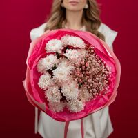 Букет с кустовыми хризантемами и гипсофилой