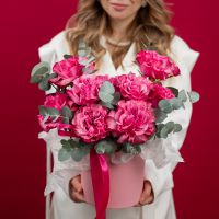 Французские розовые розы в шляпной коробке