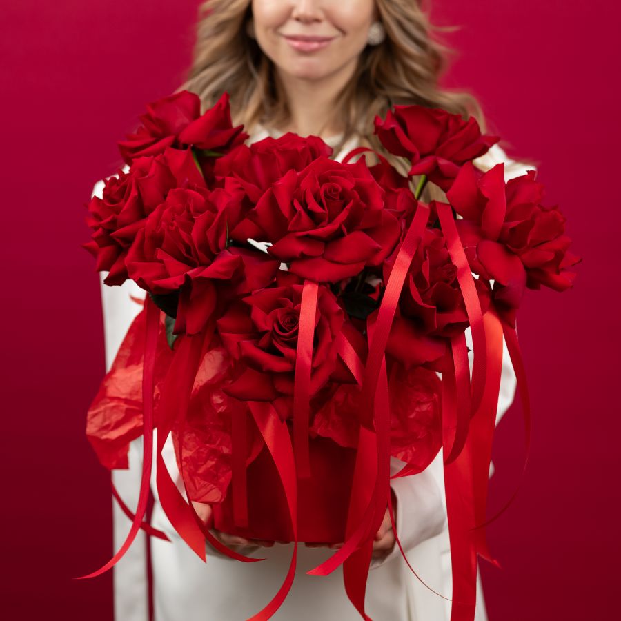 Французские красные розы в шляпной коробке