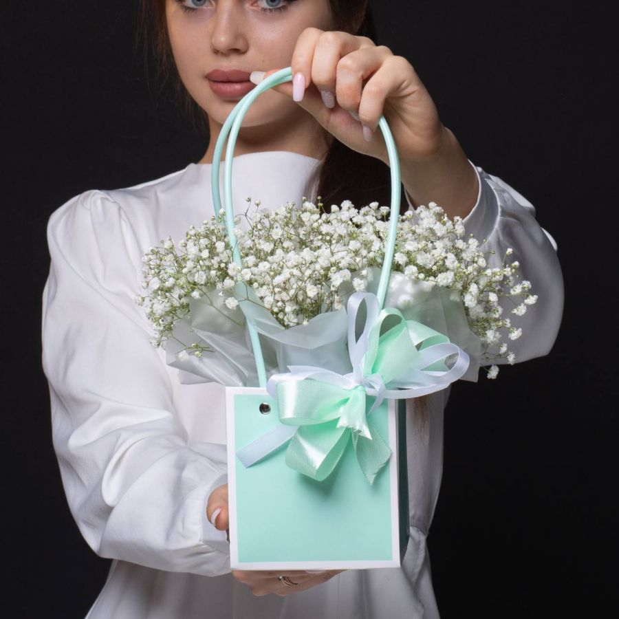 Белая гипсофила в мини-сумочке