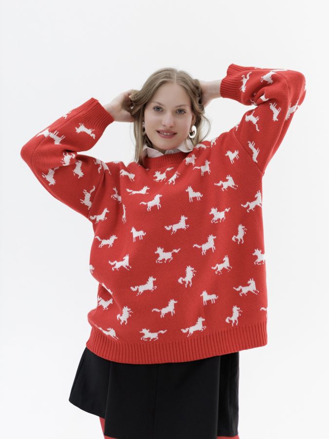 Свитер с лошадками красный