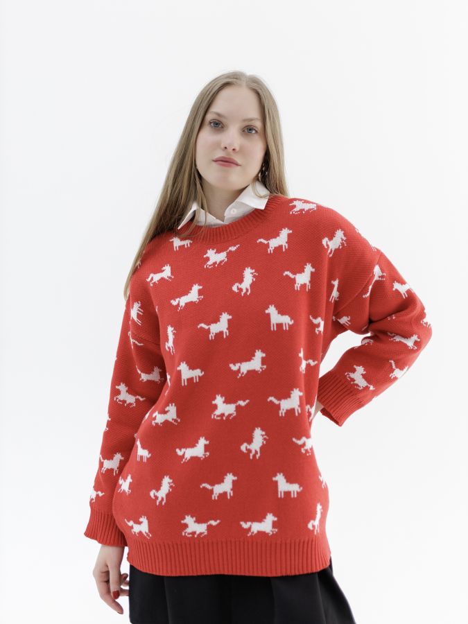 Свитер с лошадками красный