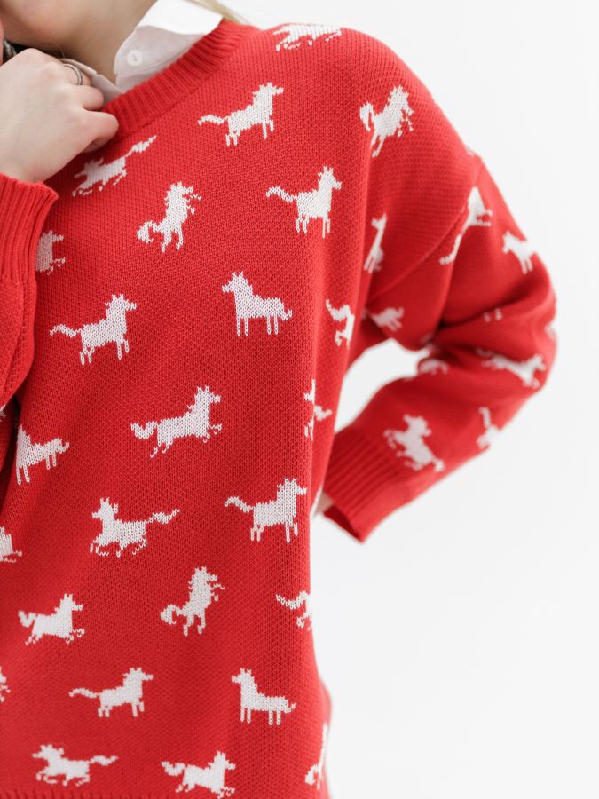Свитер с лошадками красный