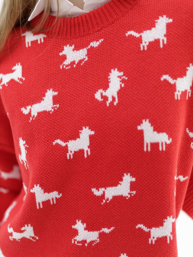 Свитер с лошадками красный