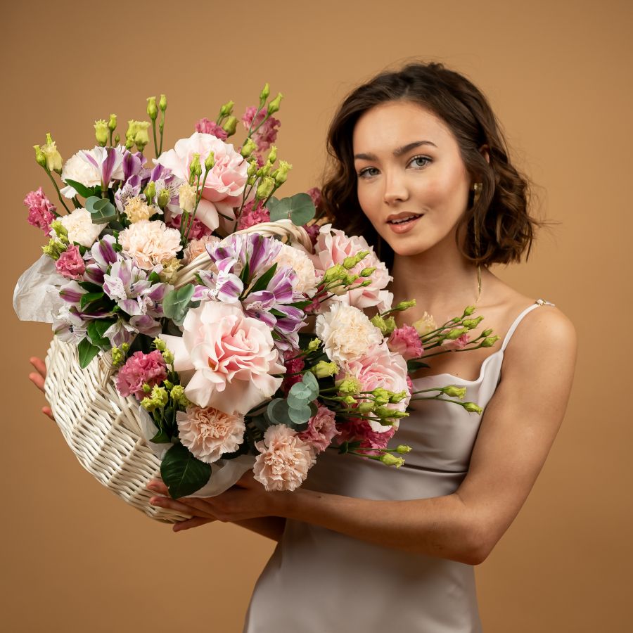 Корзина с розами и эустомами