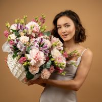 Корзина с розами и эустомами