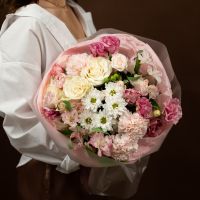 Букет из кустовых роз и альстромерий