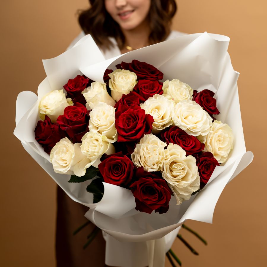 Красные и белые розы 25 шт (60см)
