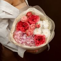 Букет из пионовидных роз и гортензии