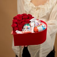 Сердце из роз и киндеров