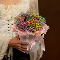 Композиция из радужной гипсофилы