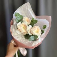 Ранункулюсы с эвкалиптом