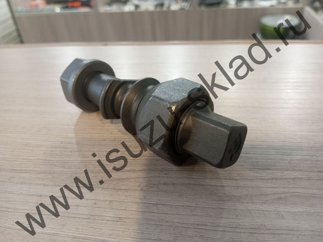 Шпилька колеса заднего fsr90 правая с гайкой