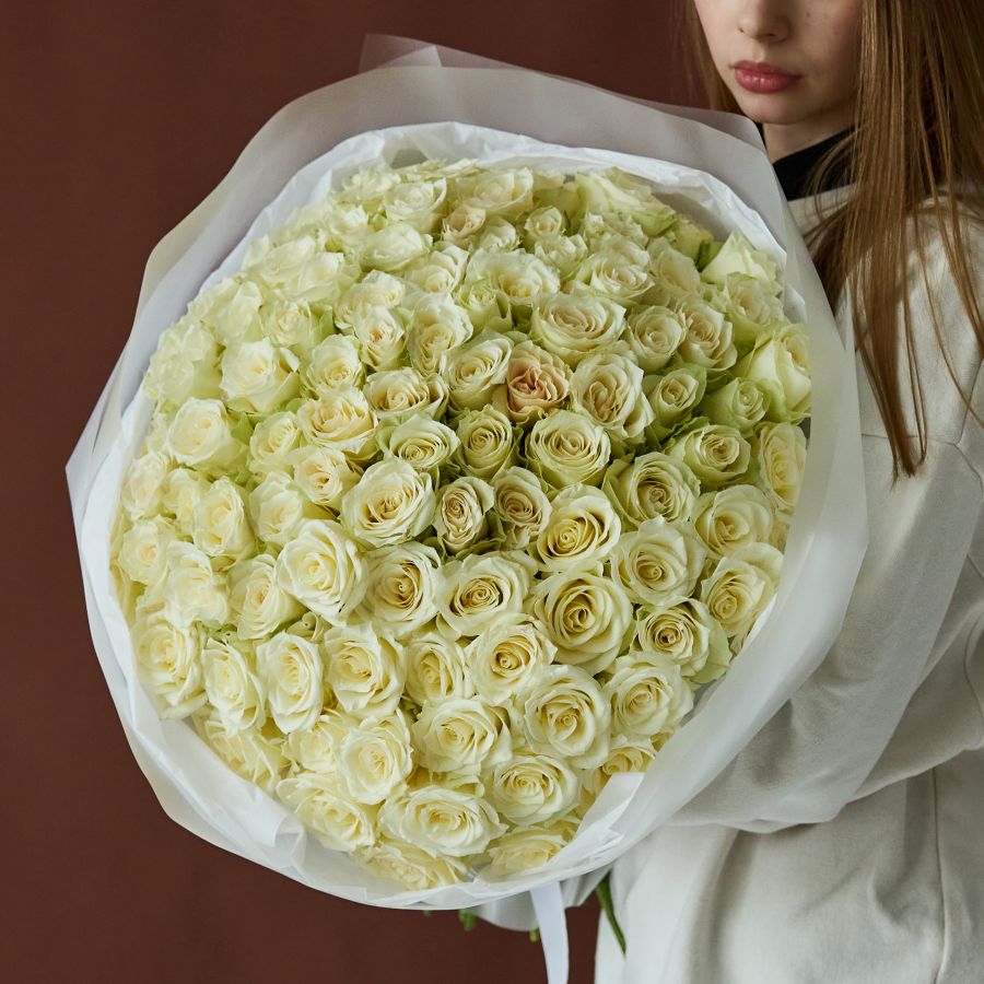 101 белая роза 60 см в оформлении