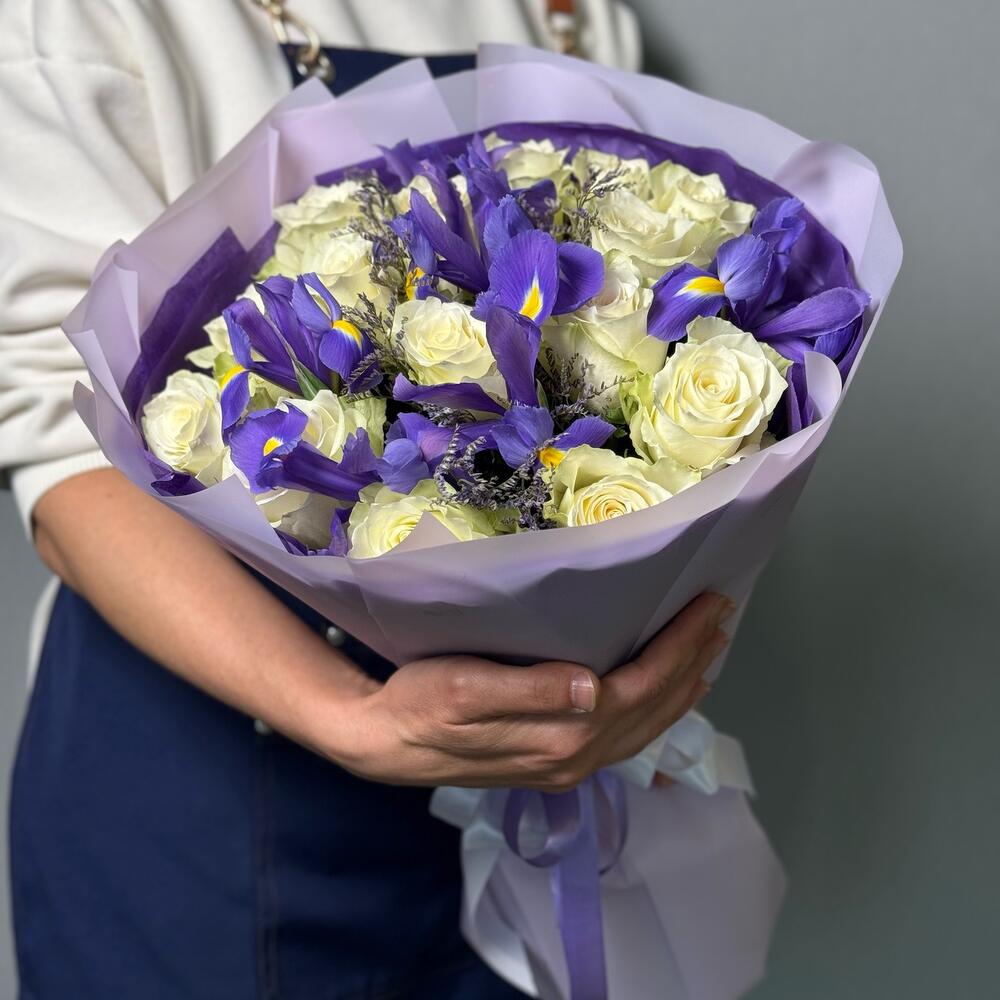 Букет белые розы и ирисы