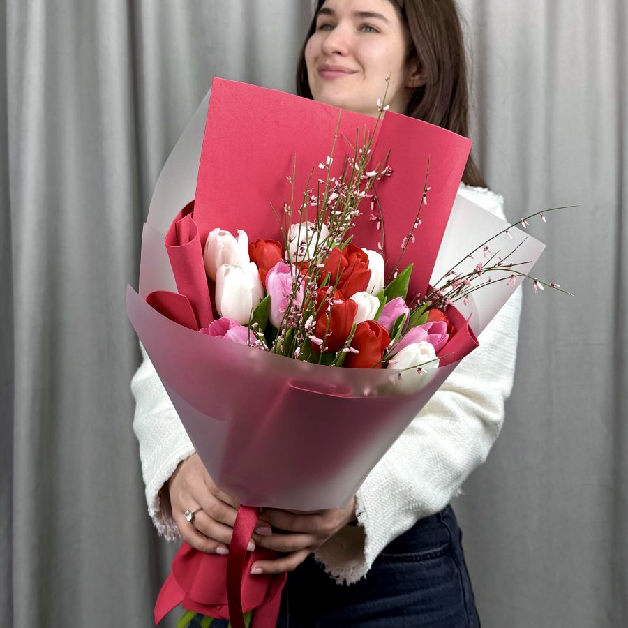 Букет из тюльпанов и ароматной генисты