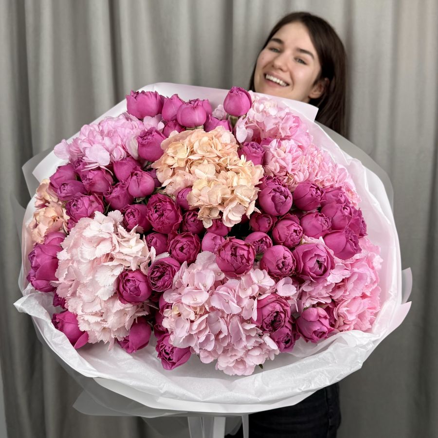 Большой букет из гортензий и кустовых роз