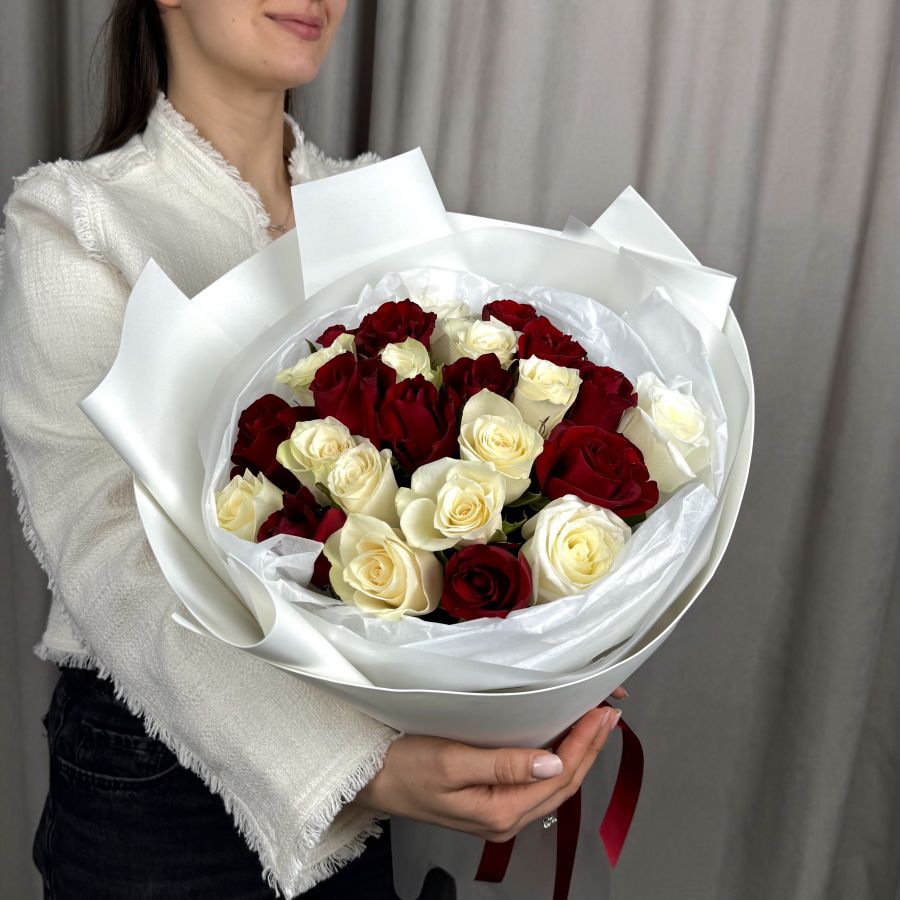 Букет из 25 красных и белых роз