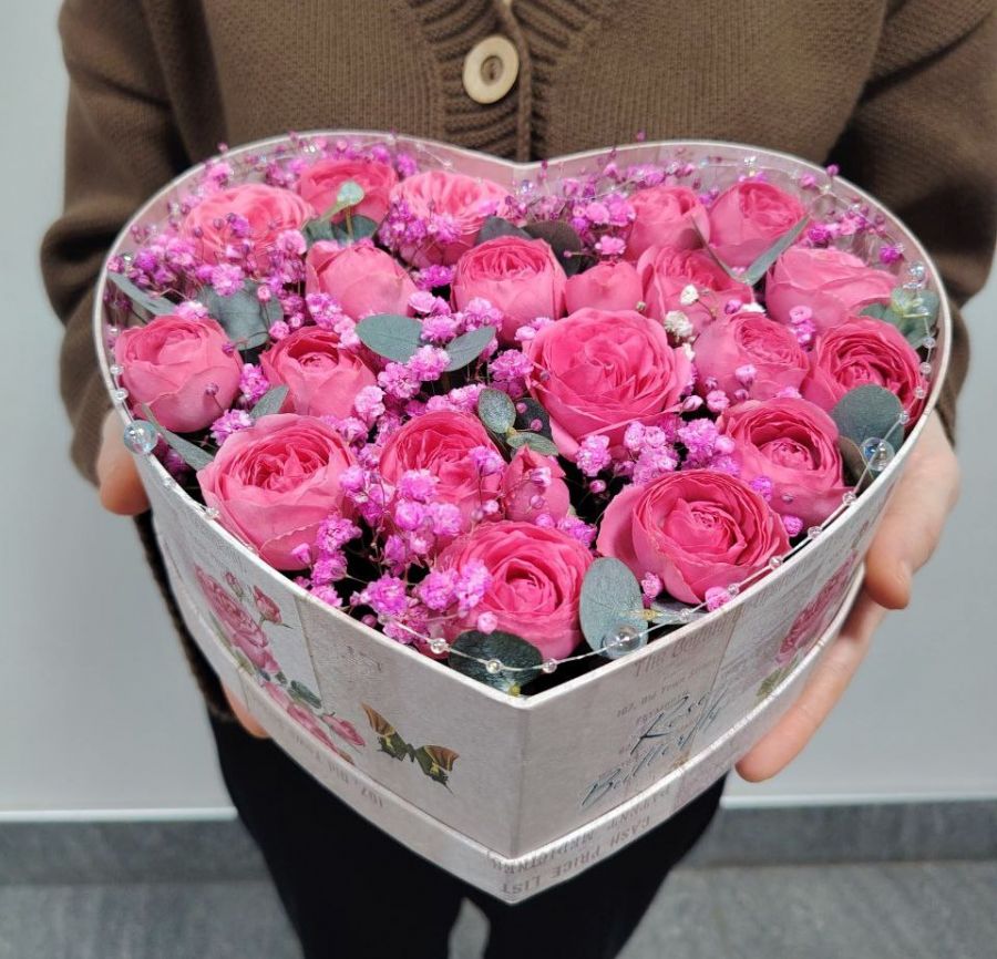 Яркая композиция из кустовых пионовидных роз в коробке-сердце
