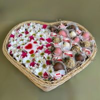 Сердце из цветов и клубники в шоколаде