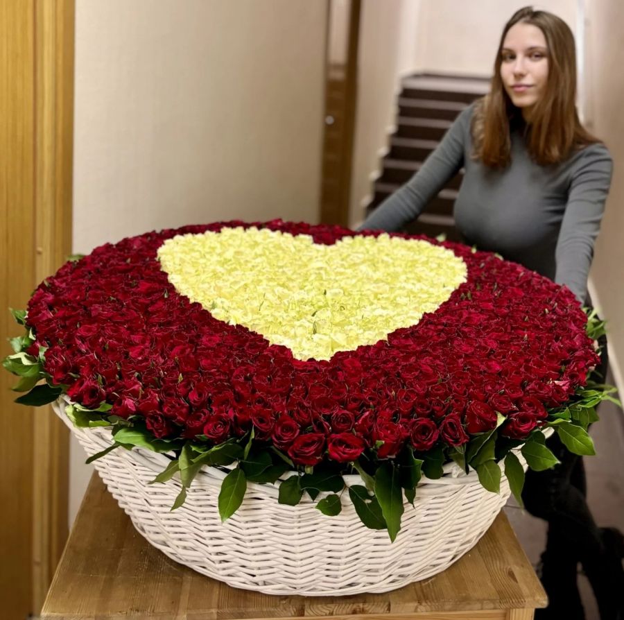 1001 роза в корзине