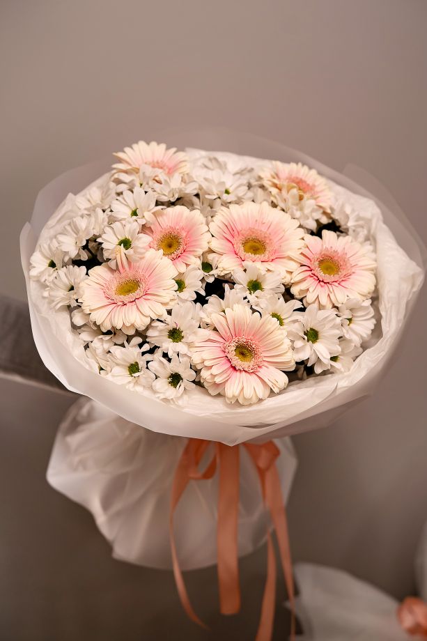 Букет из гербер и хризантемы "Легкое настроение"