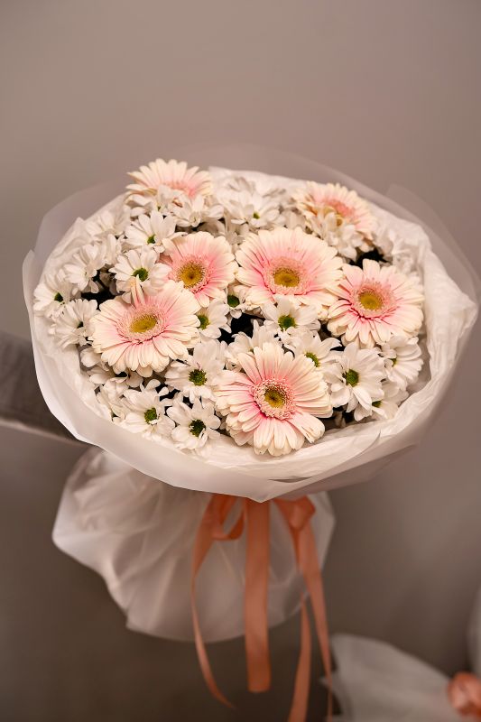 Букет из гербер и хризантемы "Легкое настроение"