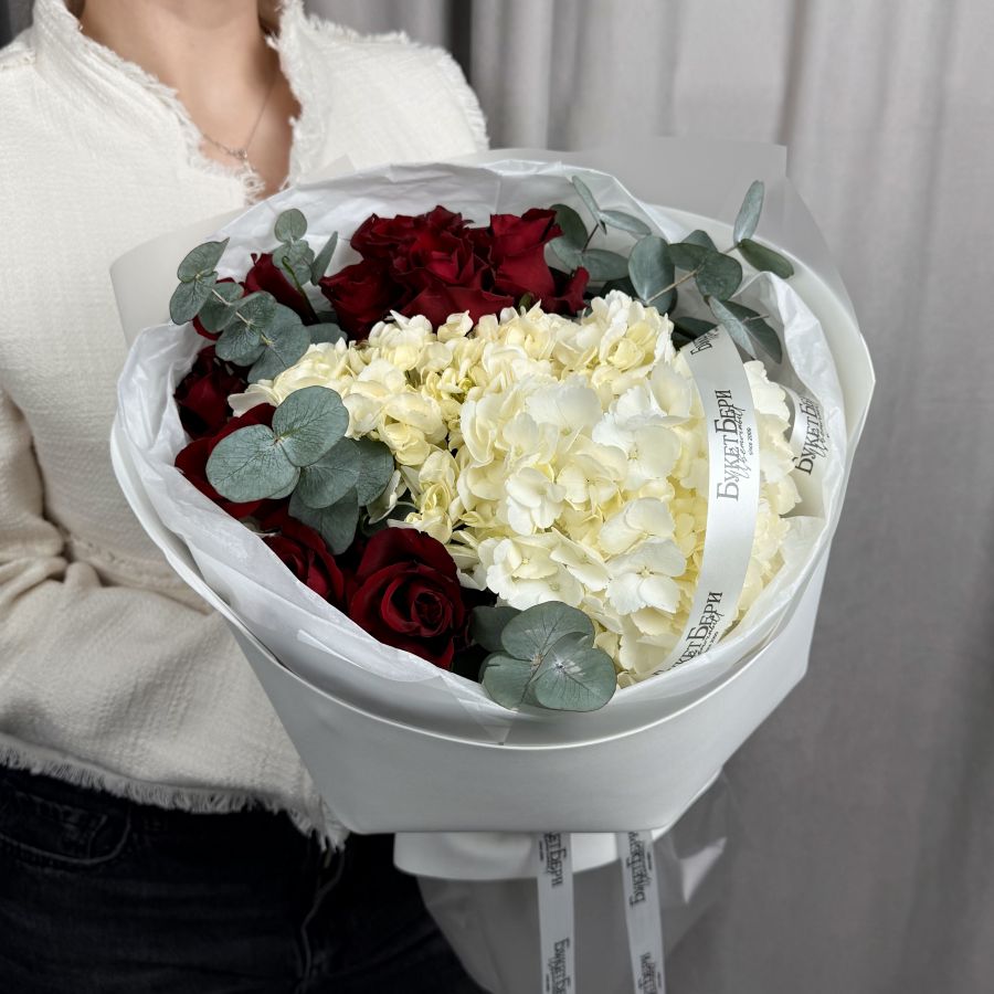 Букет из гортензий и роз