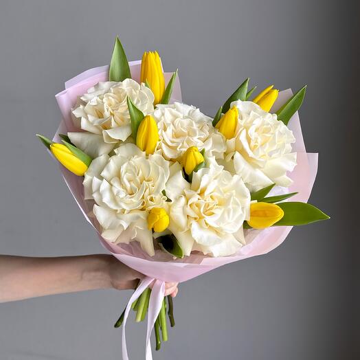 Яркий стильный букет с французскими розами и желтыми тюльпанами