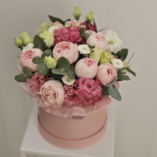 Кустовые розы сорта Менсфилд Парк и лизиантус в шляпной коробке