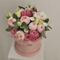 Кустовые розы сорта Менсфилд Парк и лизиантус в шляпной коробке