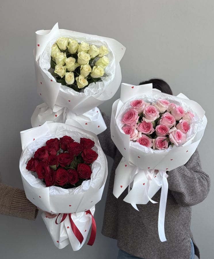 15 роз в тематической упаковке