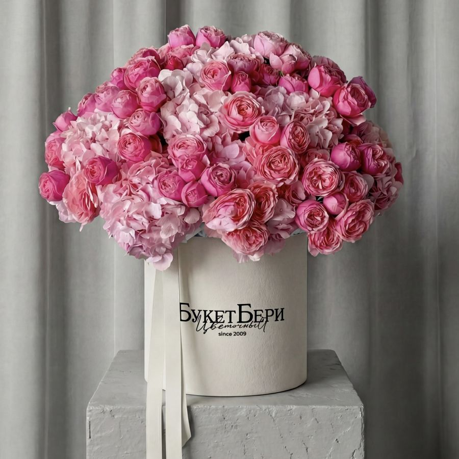 Коробка-гигант с гортензией и пионовидными кустовыми розами