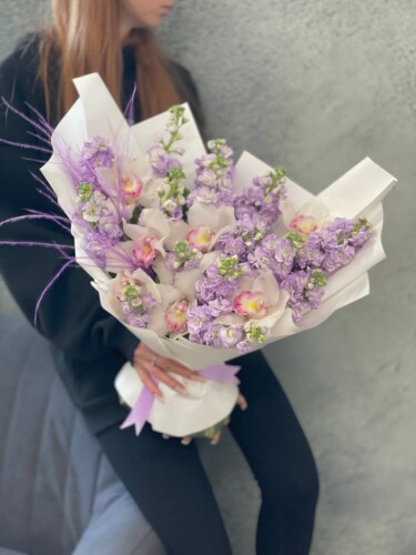 Букет из орхидей и маттиолы #138