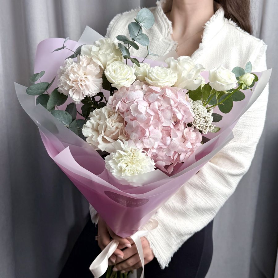 Букет из роз и гортензии