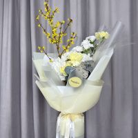 Яркий букет с форзицией