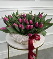 25 тюльпанов в корзине