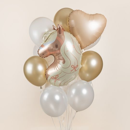 Кремовый фонтан с лошадкой из шаров с гелием