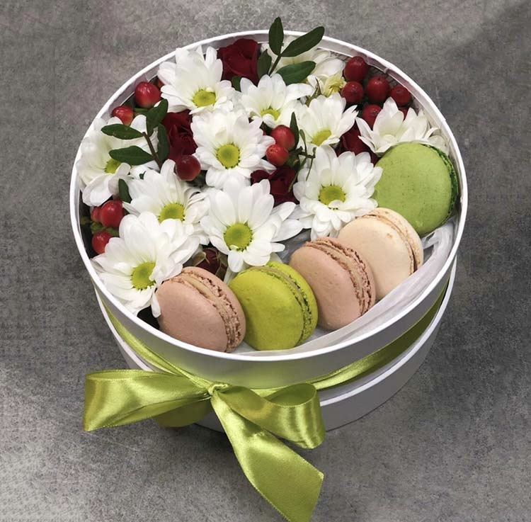 Коробка с хризантемами, розами и макарунами