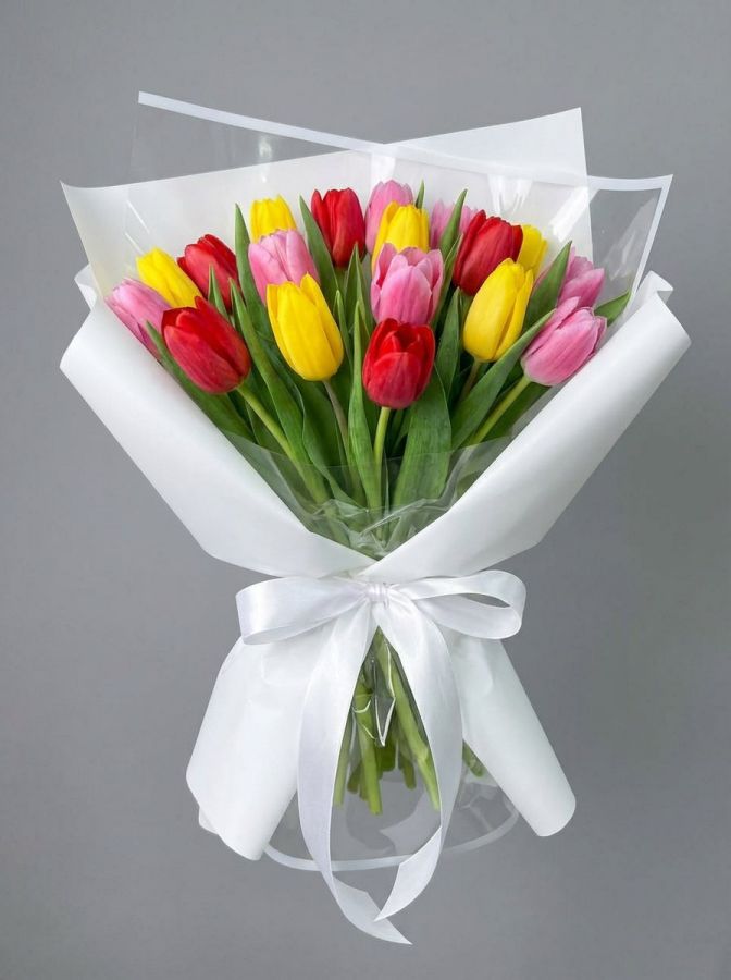 Яркий микс тюльпанов в трендовой упаковке