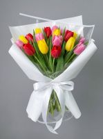 Яркий микс тюльпанов в трендовой упаковке