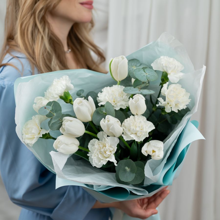 Белые тюльпаны с диантусами и эвкалиптом