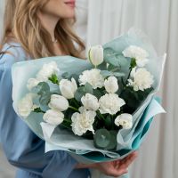 Белые тюльпаны с диантусами и эвкалиптом