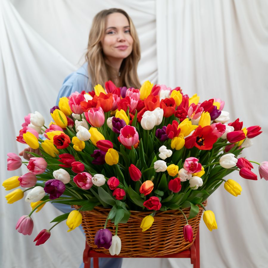 201 тюльпан в корзине